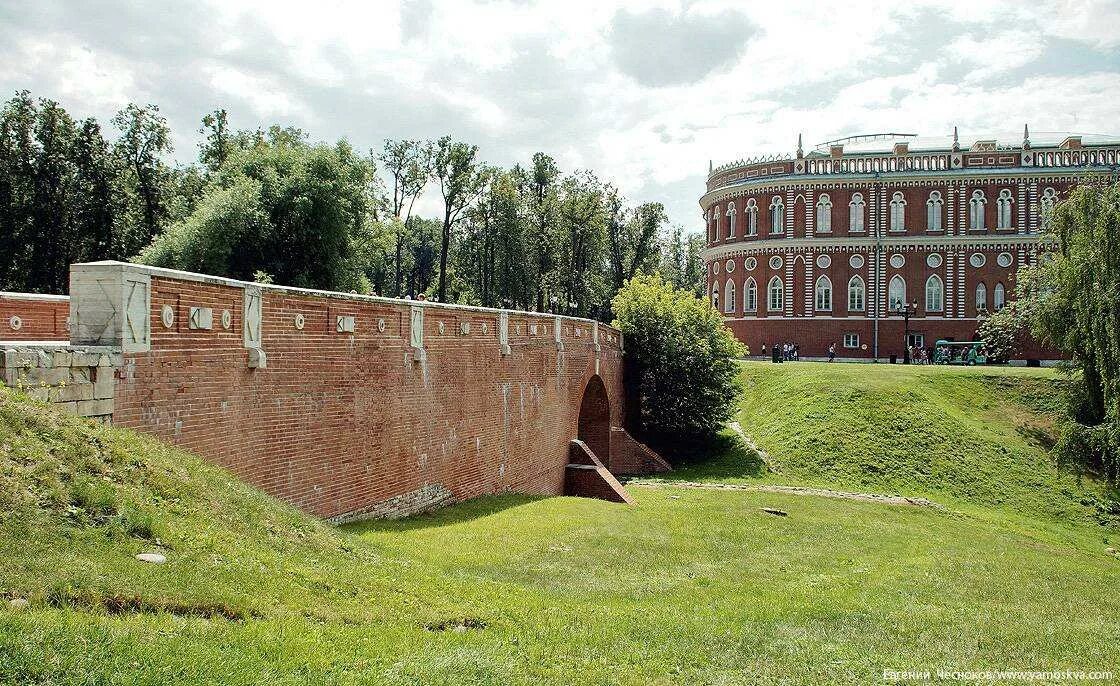 Оранжерейный мост в Царицыно. Царицыно музей-заповедник Оранжерейный комплекс. Оранжерейные ворота в Царицыно. Оранжерейный корпус Царицыно. Первый оранжерейный комплекс в музее усадьбе царицыно