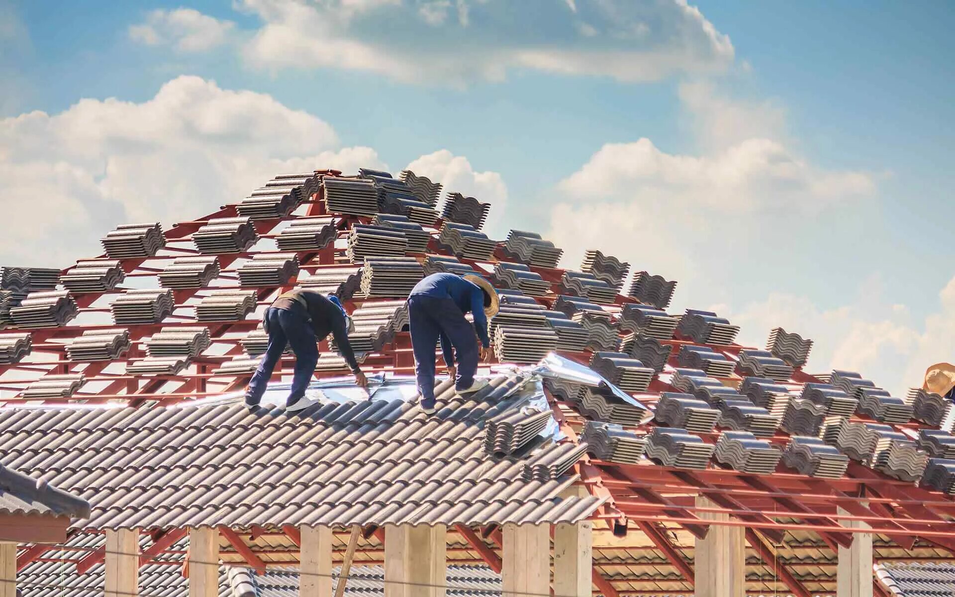 Крыша из профнаст. Roof installation. Рабочие на кровле. Кровельщик на крыше. Кровля.