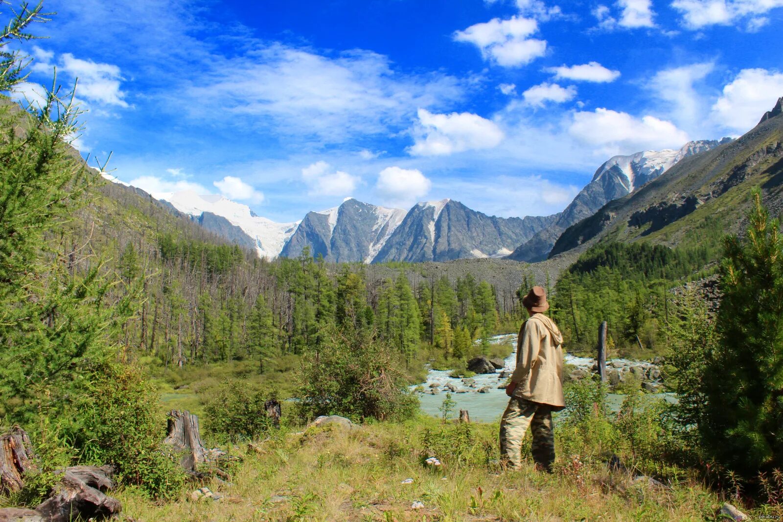 Туристы Алтай Белуха. Гора Белуха. Таежный угол горный Алтай. Марсовые горы горный Алтай. Можно ли на алтай