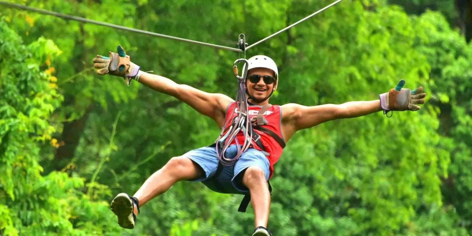 Зиплайн что это такое. Троллей Zipline. Зиплайн парк Тайланда. Троллей аттракцион. Троллей через реку.