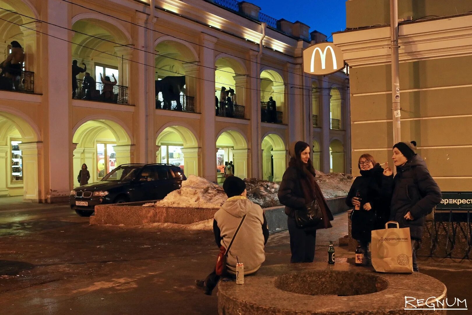 Думская фото. Думская улица Санкт-Петербург. Думская улица Питер. Думская улица Санкт-Петербург ночью. Думская и Рубинштейна.