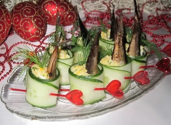 Рулеты из огурцов со шпротами. Рулеты из огурцов со шпротами. Закуска со шпротами. Рулеты из огурцов со шпротами. Огурцы фаршированные шпротами.