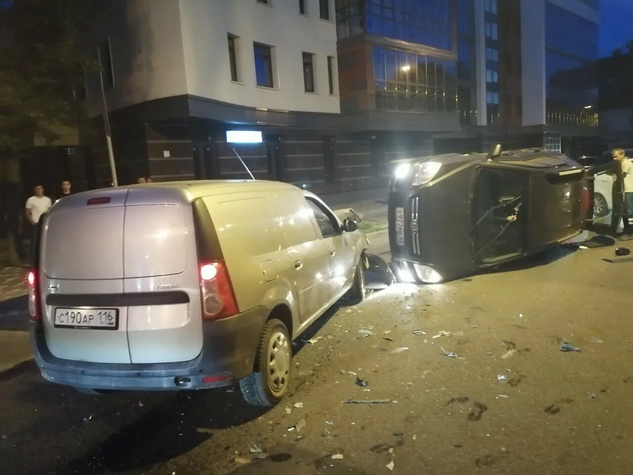 Перевернутая машина. Дтп в кирове вчера. Дтп в кирове вчера. Перевернутая машина. Авария на московской киров вчера.