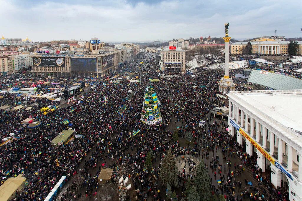 Движение киев. Киев 2013. киев майдан 2025. киев украина 2013. население киева украина.
