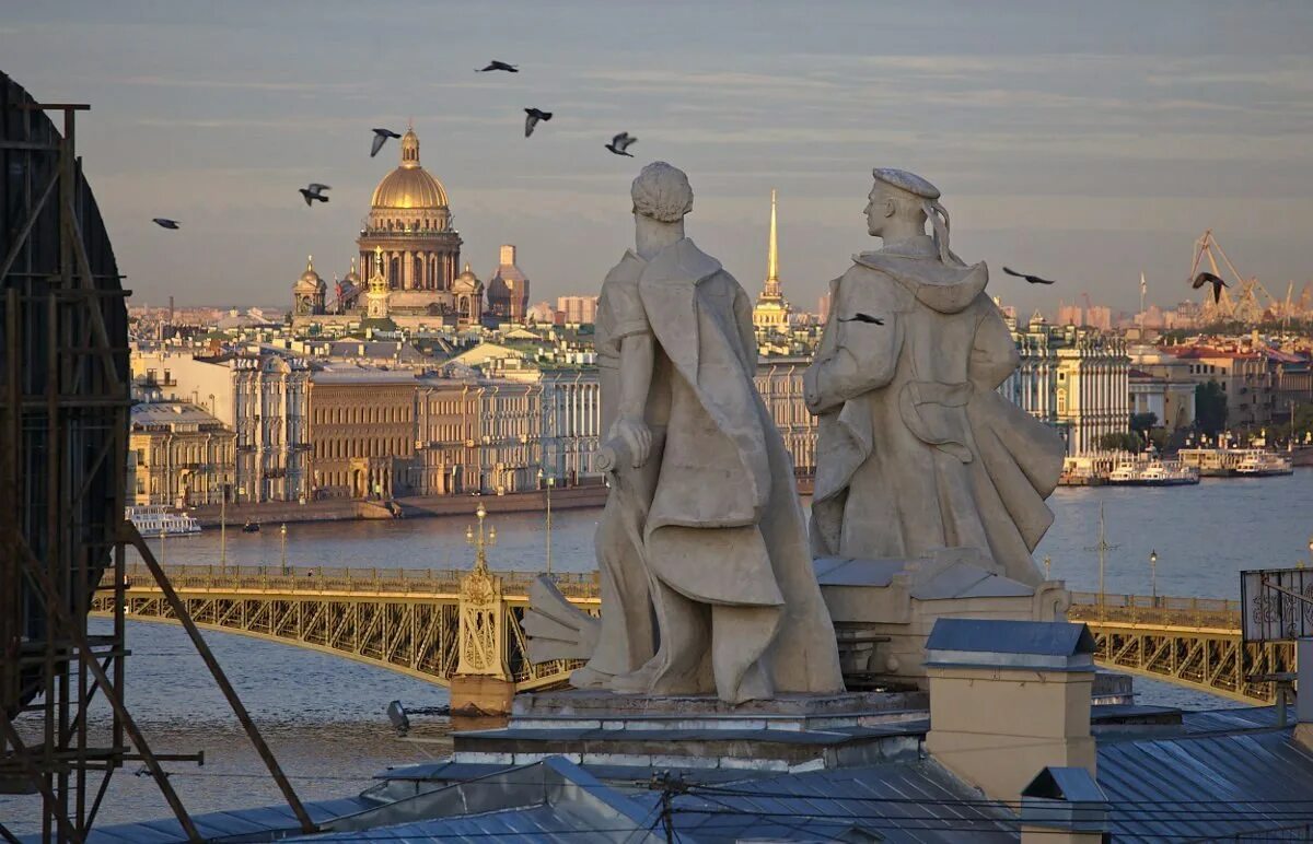 Нестандартный петербург. Статуи на крыше Адмиралтейства в Санкт-Петербурге. Санкт-Петербург туристическая столица. Крыши Питера с Адмиралтейством. Санкт-Петербург город на Неве.