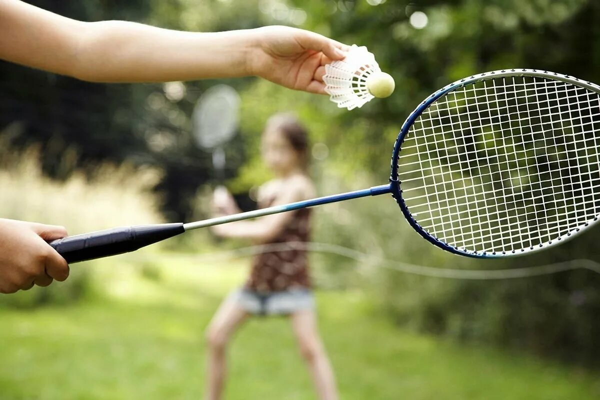 Теннис игра с ракетками. Бадминтон. Бадминтон спорт. Спортивные игры бадминтон. Игра в бадминтон на природе.