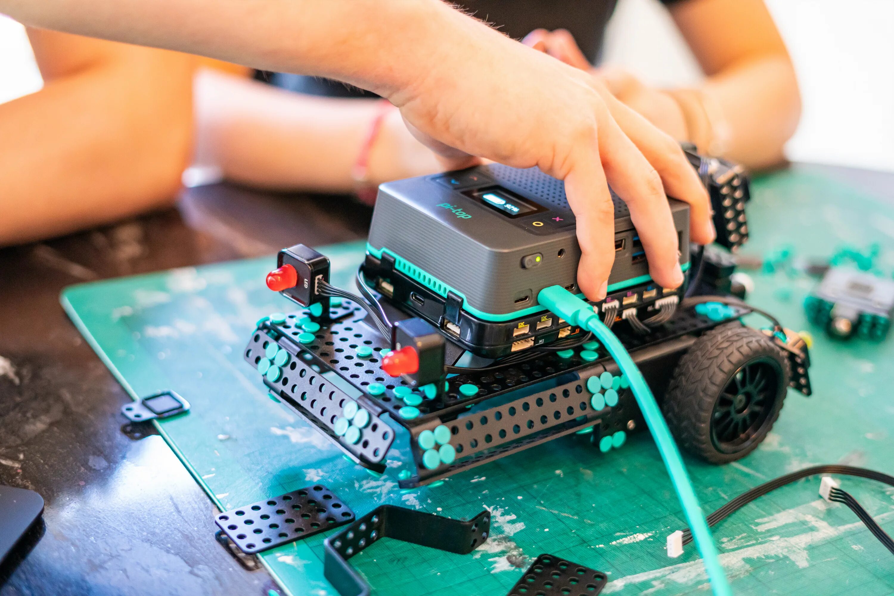 Практическая робототехника c и raspberry pi. Робот на raspberry pi 4. raspberry pi 3 робототехника. робот на raspberry pi 3. pi top raspberry 4.