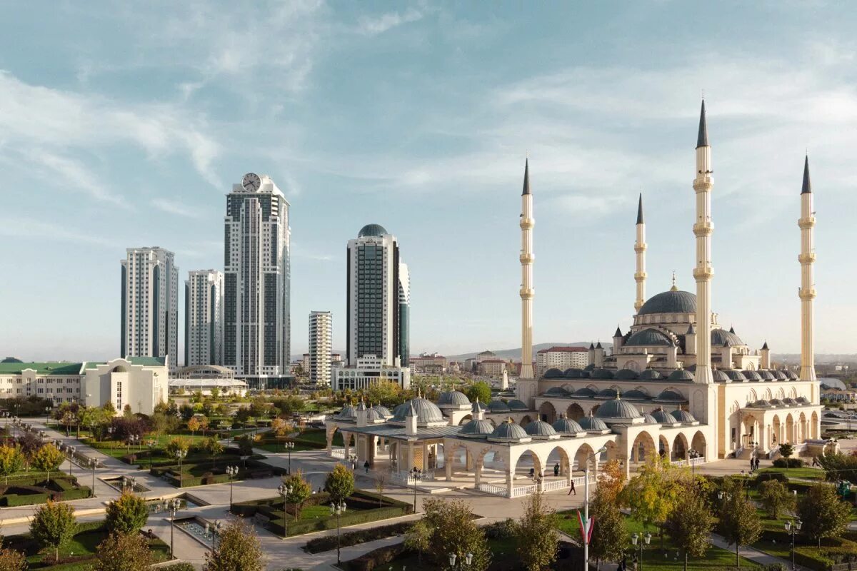 Рассмотрите изображение мечети в городе грозном симметрично. Соборная мечеть грозный. Город грозный главная мечеть. Чечня грозный мечеть сердце чечни. Мечеть «сердце чечни».