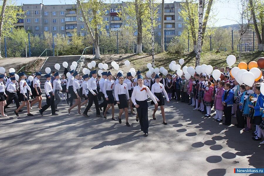 Память города миасса. Гимназия 26 Челябинск. Гимназия 26 Миасс. Гимназия 26 Миасс учителя. 26 Гимназия Челябинск внутри.