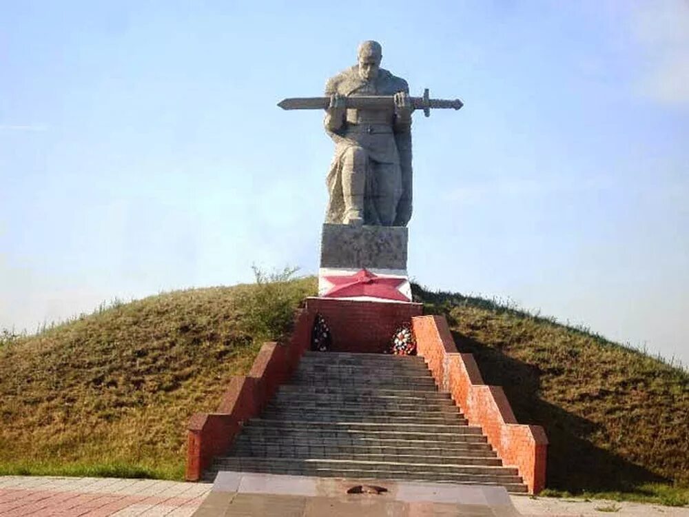 Картинки памятников великой. Перелюб Саратовская область памятник воину. Памятник в Перелюбе Саратовской области. Саратов памятник воинам Великой Отечественной войны. Памятники войны в Саратовской области.