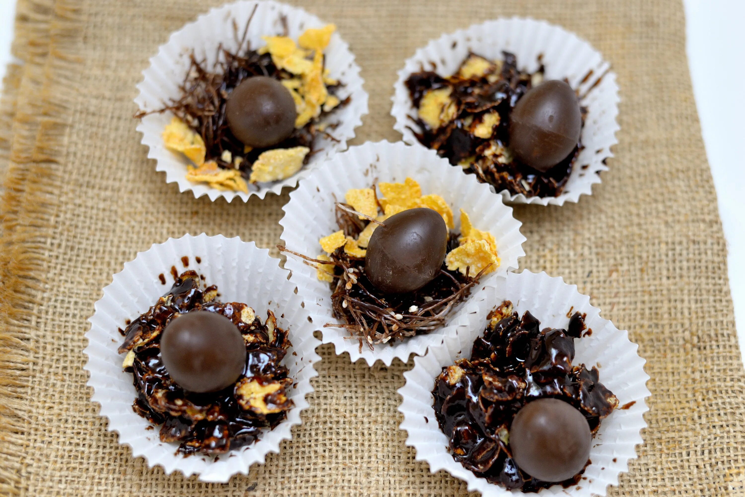Гнездо из шоколада. Шоколадное гнездо. Шоколадные гнезда из шоколада. Шоколадное гнездо декор. Шоколадные гнезда на Пасху.