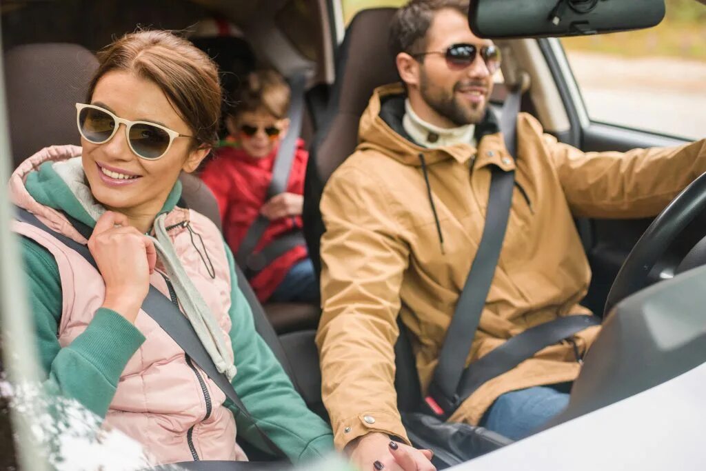 During driving. Семья путешествует на машине. Счастливые люди в автомобиле. Машина для путешествий семьей. Авто для семьи.