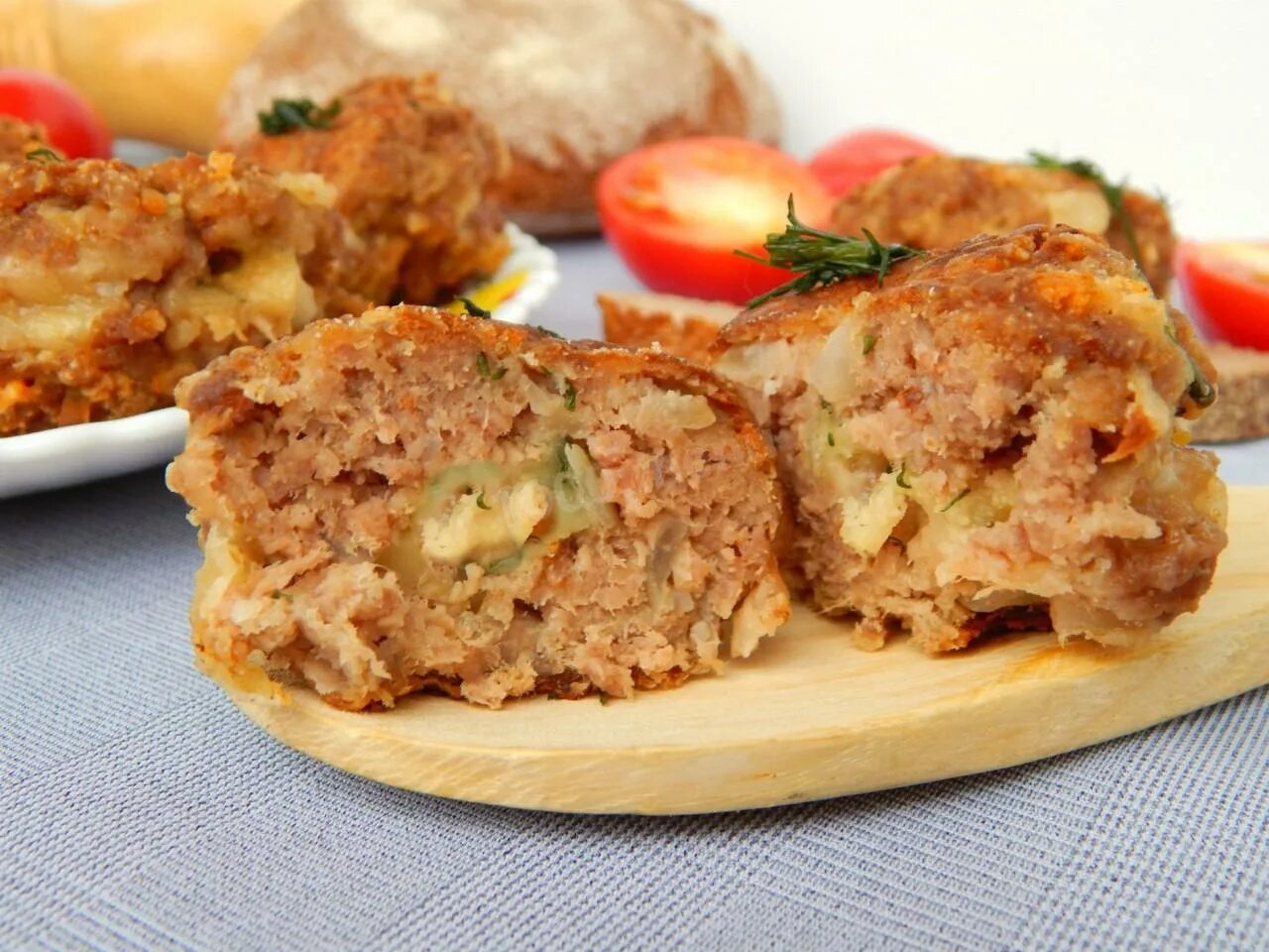 Начинка для зраз из мясного фарша. Котлеты полтавские. котлеты с сыром. мясные котлеты с сыром. зразы мясные с сыром.