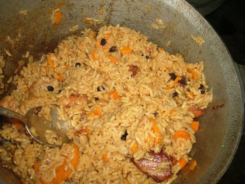 Плов как каша. Плов разваренный. плов каша. желтый плов. плов с горбушей.