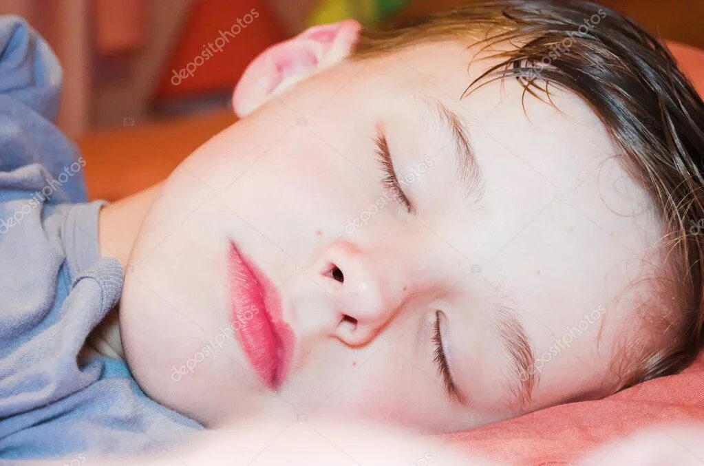 Сильно потеет голова во сне у ребенка. Мокрые сны у мальчиков. Ребёнок сильно потеет во сне.