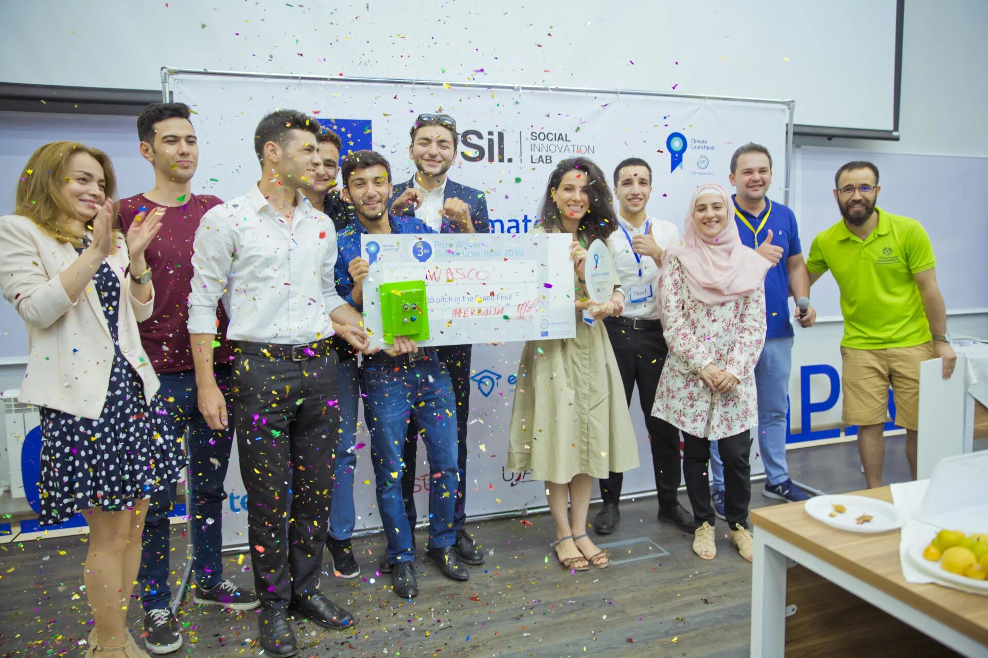 есть три типа мужчин. люди в офисе за работой. человек сидит в офисе. творческая команда. три стартапа.