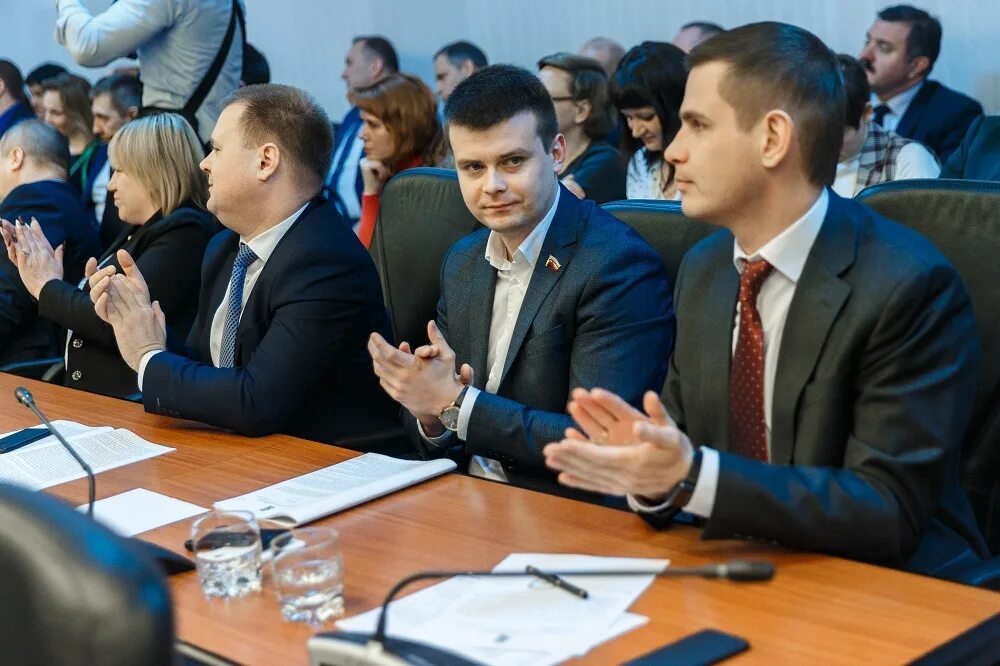 Чиновники воронежа. Кто работает в мэрии. Кто работает в мэрии. Воронежские чиновники. Заседание мэрии ярославля.