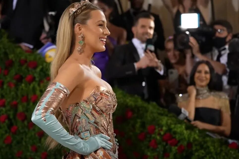 Блейк Лайвли мет Гала 2022. Met Gala 2022 Блейк Лайвли. Джиджи Хадид мет Гала 2022.