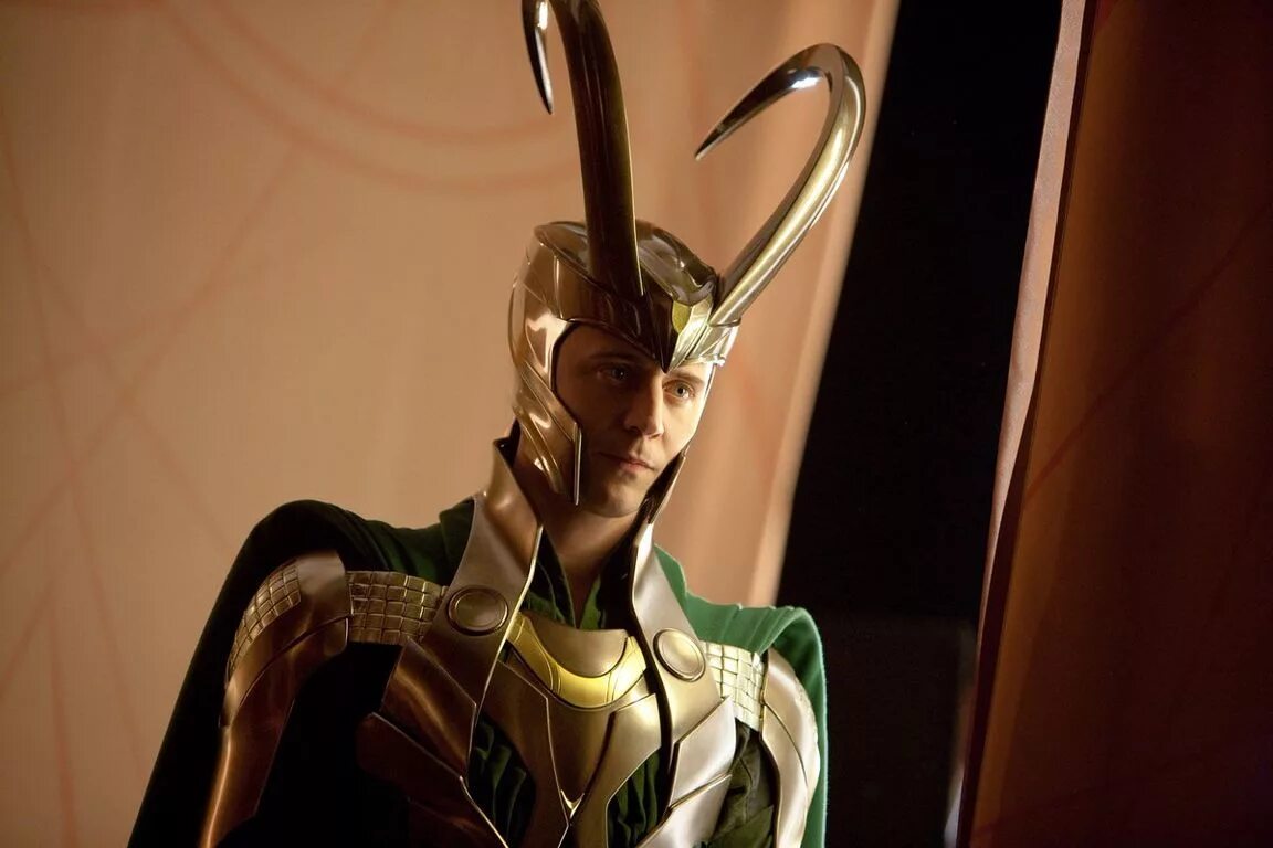 Локи работает. Локи лафейсон 2011. локи марвел рагнарек. тор рагнарок локи. thor 2011 локи.