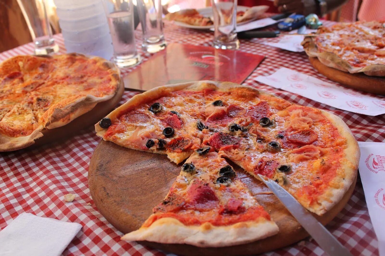 Итальянская пиццерия. Пицца пирог. Итальянская пицца. Pizza читать. Pizza crust.