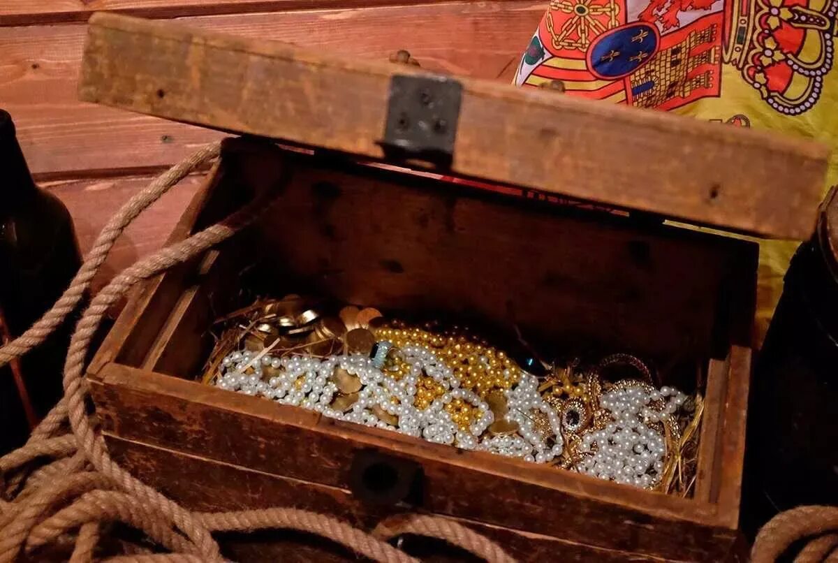 Пиратский клад. Пиратский сундук с сокровищами. Взрослые клада. Сундук с золотом. Взрослые клада.