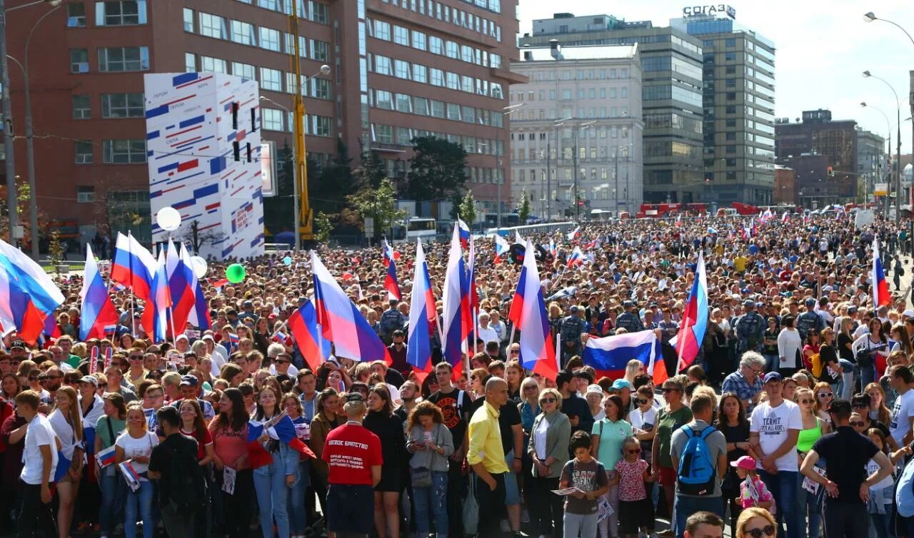 Демонстрация предложения. Митинг с флагами РФ. Толпа с флагами. Толпа с флагами России. День России митинг.