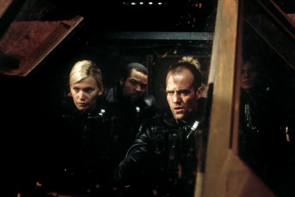 Призраки марса. Ghosts of Mars («призраки Марса»), 2001. Режиссер – Джон Карпентер. Призраки Марса 2001 кадры. Джейсон Стэтхэм и айс Кьюб.