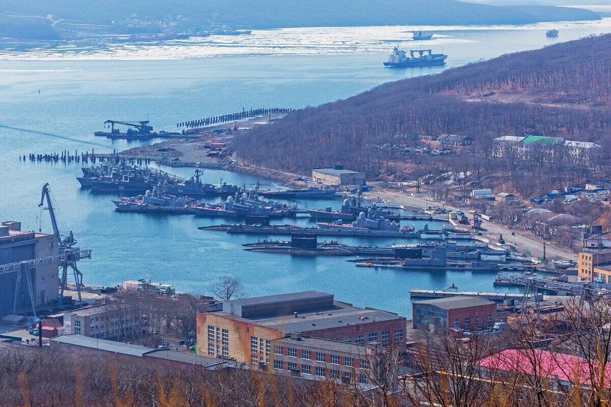 Город военно морской порт. Владивосток бухта малый Улисс 19 бригада подводных лодок. Бухта Улисс Владивосток. Малый Улисс Владивосток. Тихоокеанский флот бухта Улисс.