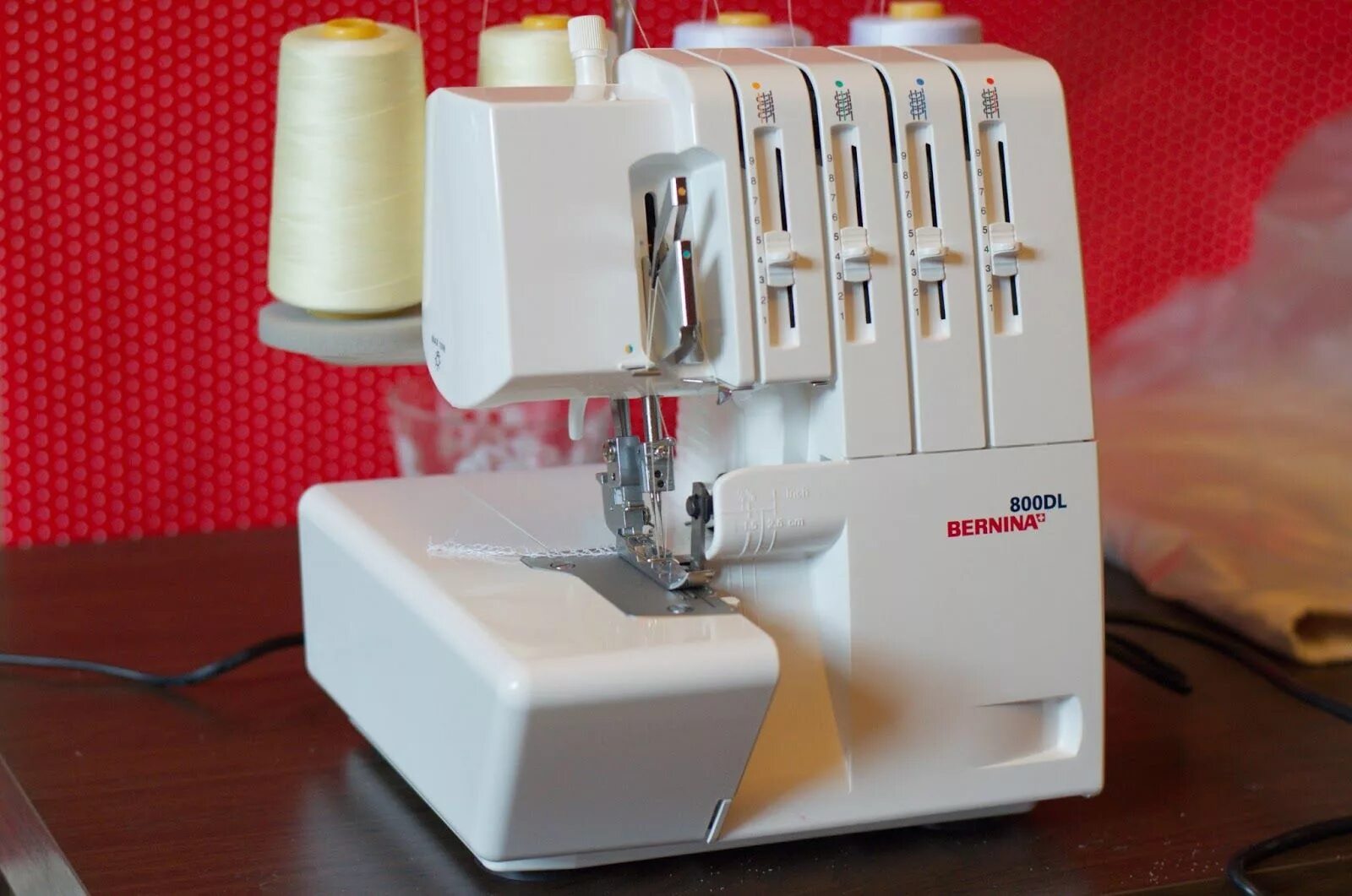 Оверлок Bernina 800dl. Оверлок Bernina 880. Оверлок Бернина 800. Оверлок Bernina 800dl комплектация. Швейная машинка рейтинг 2023