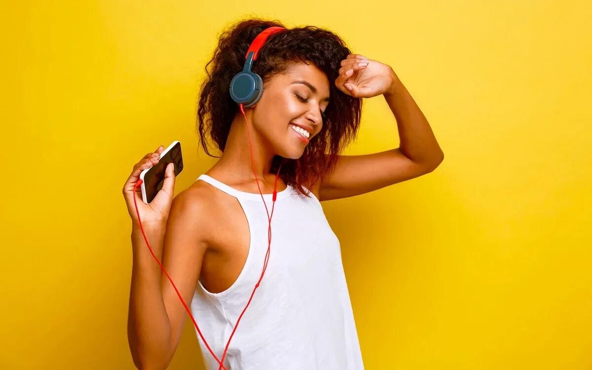 Девушка в больших наушниках. Тэхён бтс. Человек с наушниками. I was looking for my headphones. Наушники мужчины.