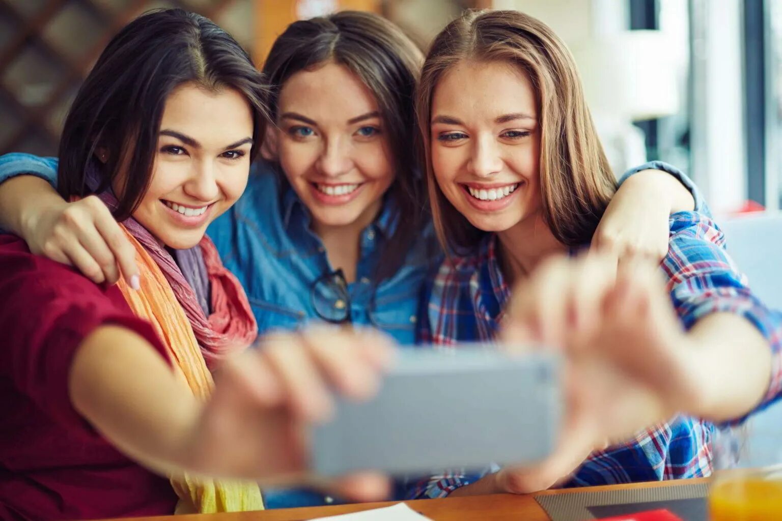 Making new friends. Фотографии женщин друзей 2025. счастливые до 2025. chat with friends online. find new friends.