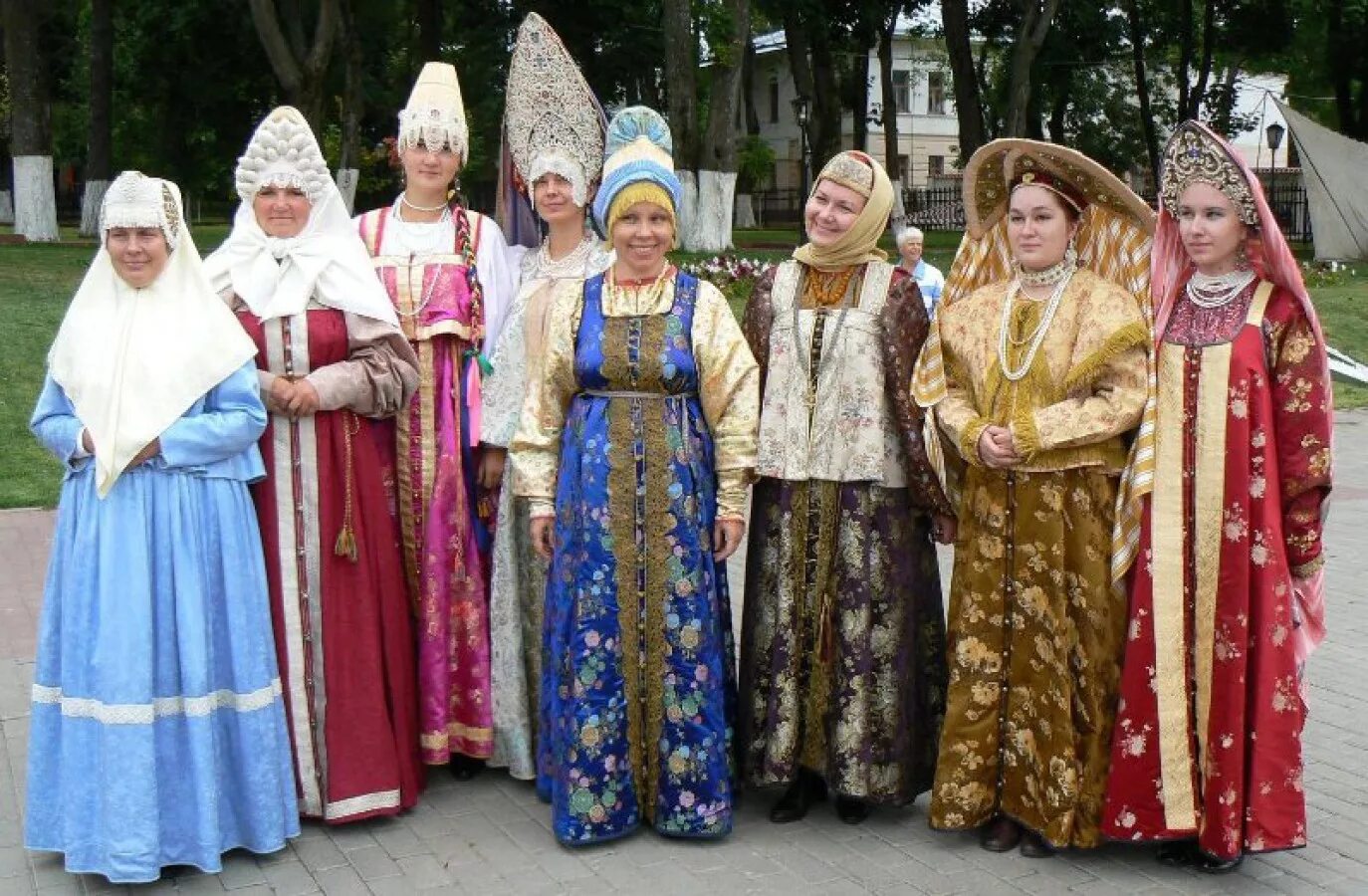 Настоящие люди какой народ. Национальная одежда. Наряды разных народов. Женская одежда разных народов. Костюм русского народа.