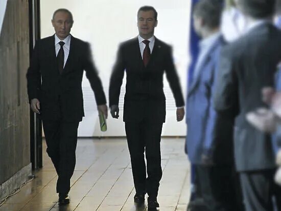 Путин и медведев рост. Путинская походка. Уверенная походка. Стиль путина в одежде. Путин и медведев.