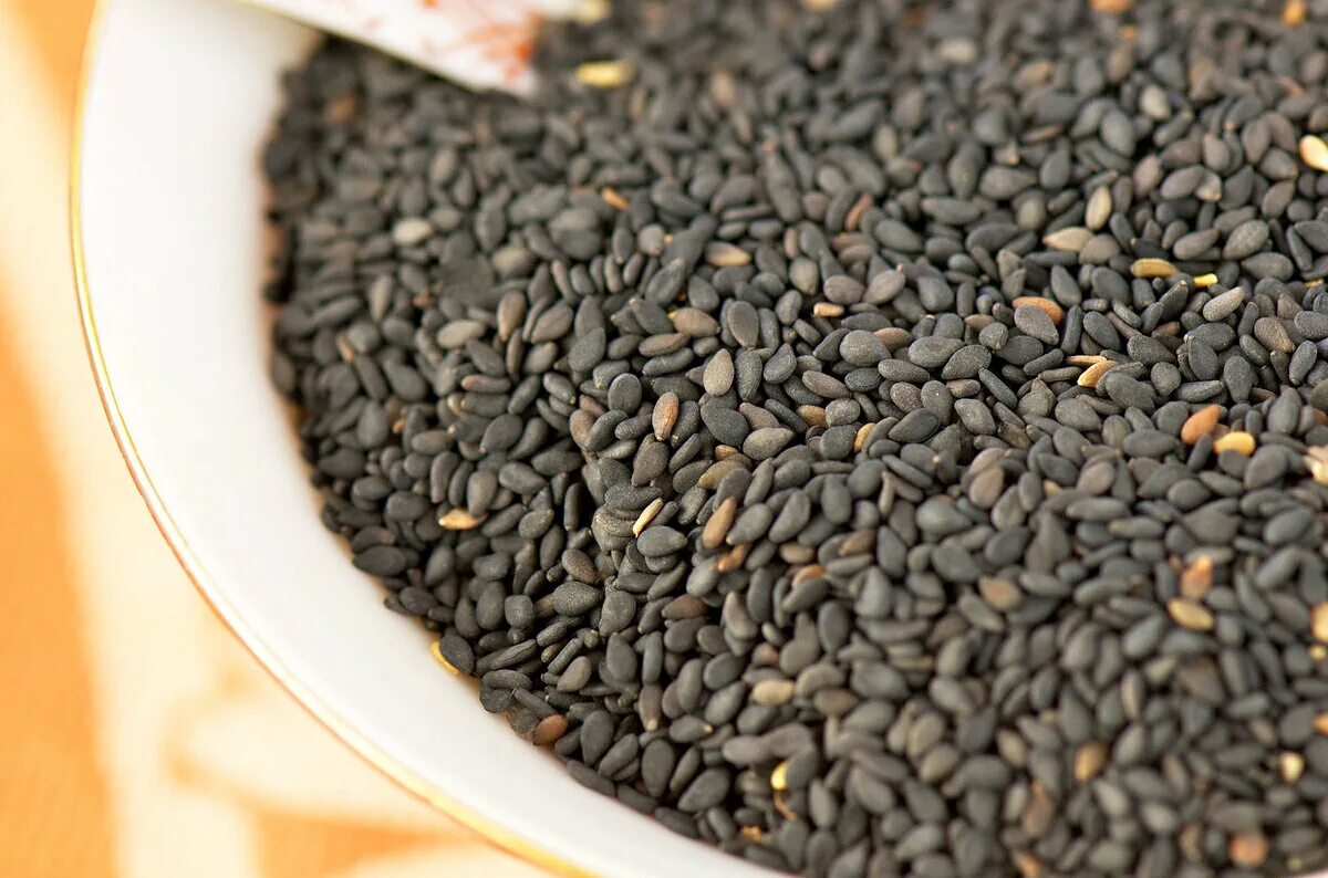 Семена чёрного кунжута польза. Кунжут черный, семена. Черный кунжут польза для женщин. Кунжут черный. Черный кунжут польза для женщин.