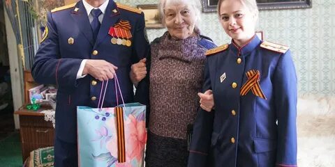Сотрудники поздравили ветеранов