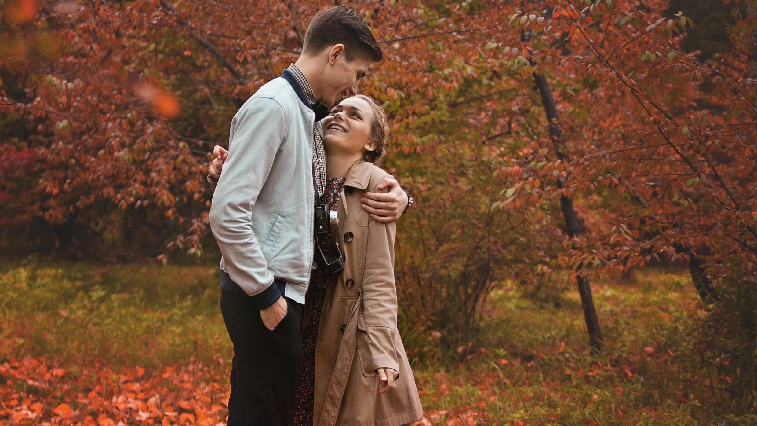 Feeling love in october. Осенняя любовь. Влюбленные осенью. Влюбленные в осеннем лесу. Осенняя фотосессия пары в парке.