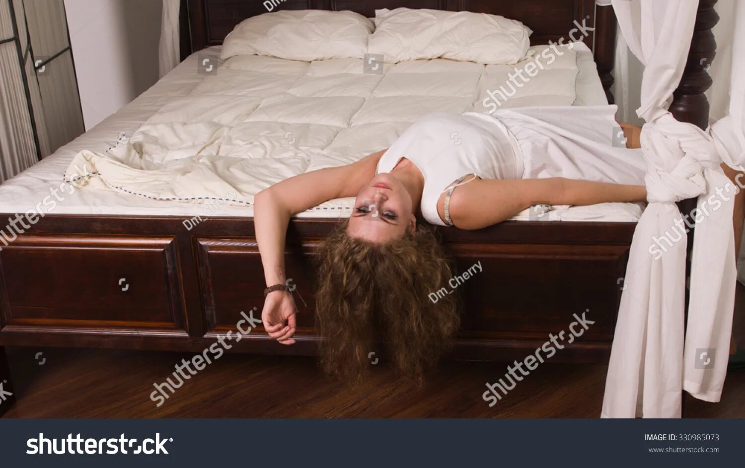 Попала на постель. Женщина лежит на кровати. Мертвая девушка на кровати.