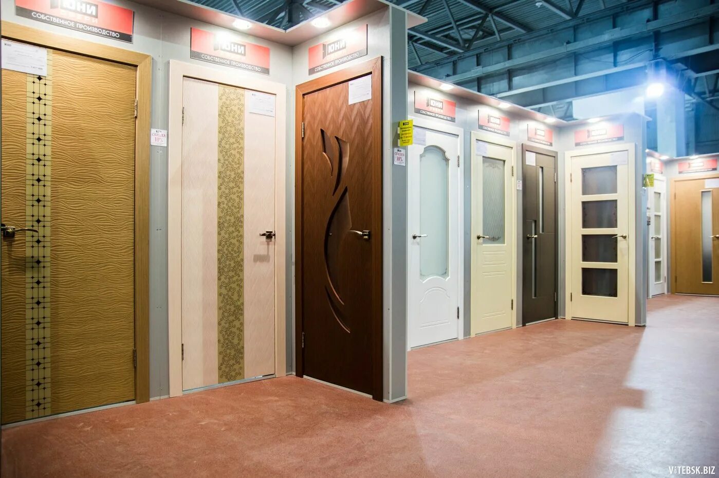 Большой магазин дверей. Большой магазин дверей. Входные двери выставочный зал. Межкомнатные двери. Выставка дверей.