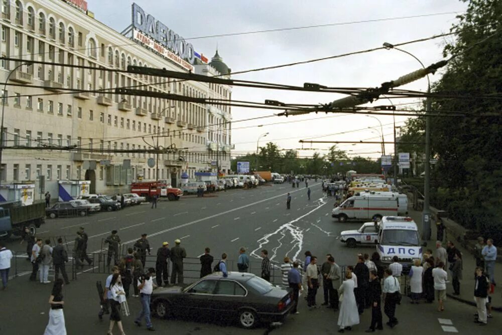 Теракт метро пушкинская. Теракт 8 августа 2000 года на Пушкинской площади. Пушкинская площадь в Москве 2000 август. Пушкинская площадь Москва 2000е.