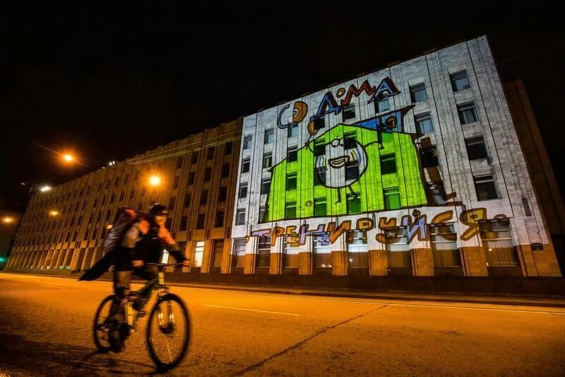 Проекционная реклама на фасаде. Проектор на стену здания. Проектор на стену здания. Проекция на стену здания. Проектор на стену здания.