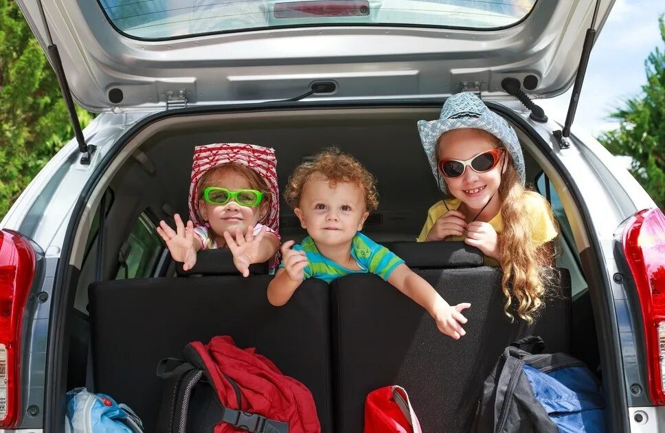 Еду в отпуск на машине. Путешествие с детьми. Дети путешествуют. Дети путешественники. Путешествие на машине с детьми.