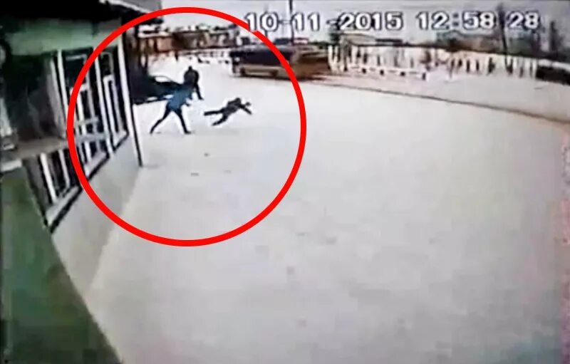 Видео мать избивает. Мать избила в магазине в Ямальском. Видео как мать избивает ребенка город Тюмень.