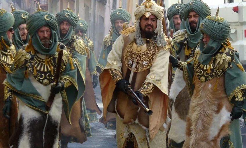 Мавры покорившие испанию. Мавры и христиане в испании праздник. Мавры в марокко. Мавры в испании. Мавры в марокко.