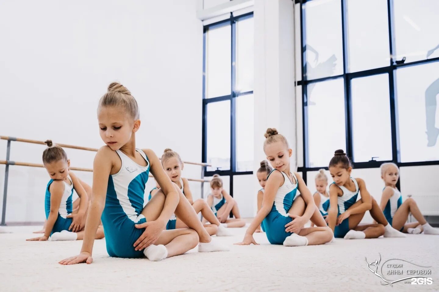 художественное фото много женщин. танцы студия анны серовой. фотосессия гимнасток в студии. танцор контемп. гимнастки в студии.