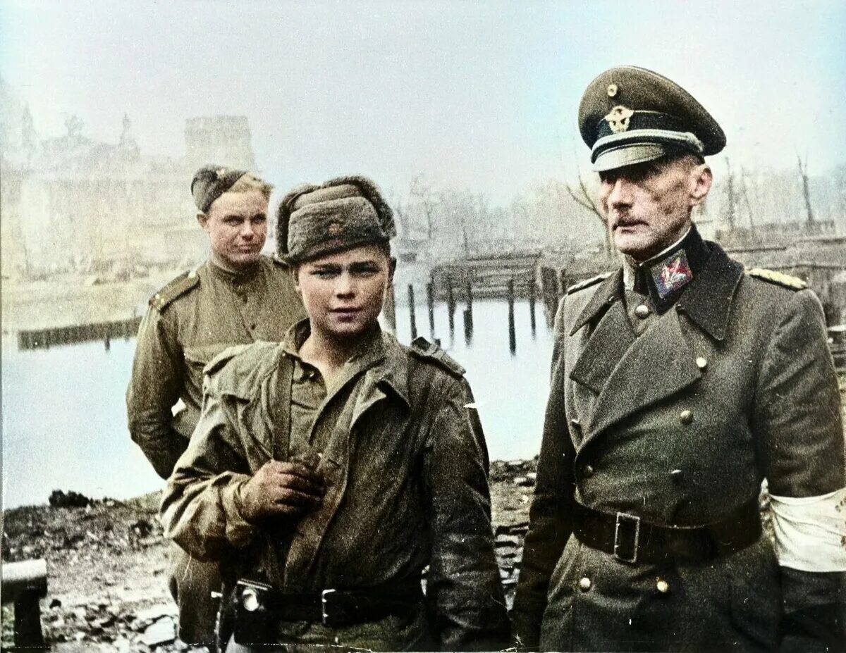 Пленные солдаты вермахта советскими солдатами. РККА В Берлине 1945.