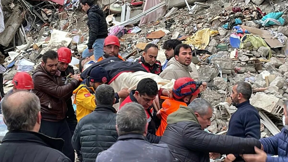 Землетрясение в турции 30. Землетрясение в турции и сирии. Землетрясение в турции фото. Землетрясение картинки. Жертвы землетрясения в турции.