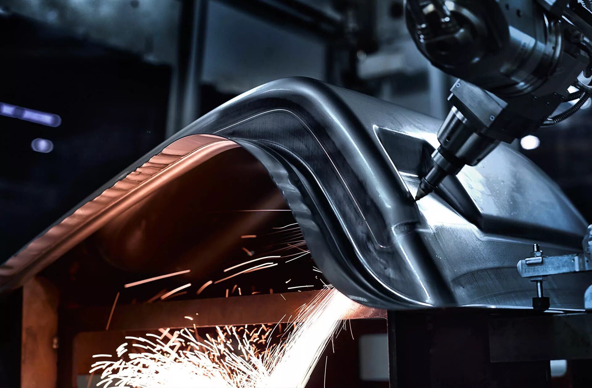 металлообработка. плазма резка металла аппарат. технологии обработки в промышленности. механообработка металла. резка металла.