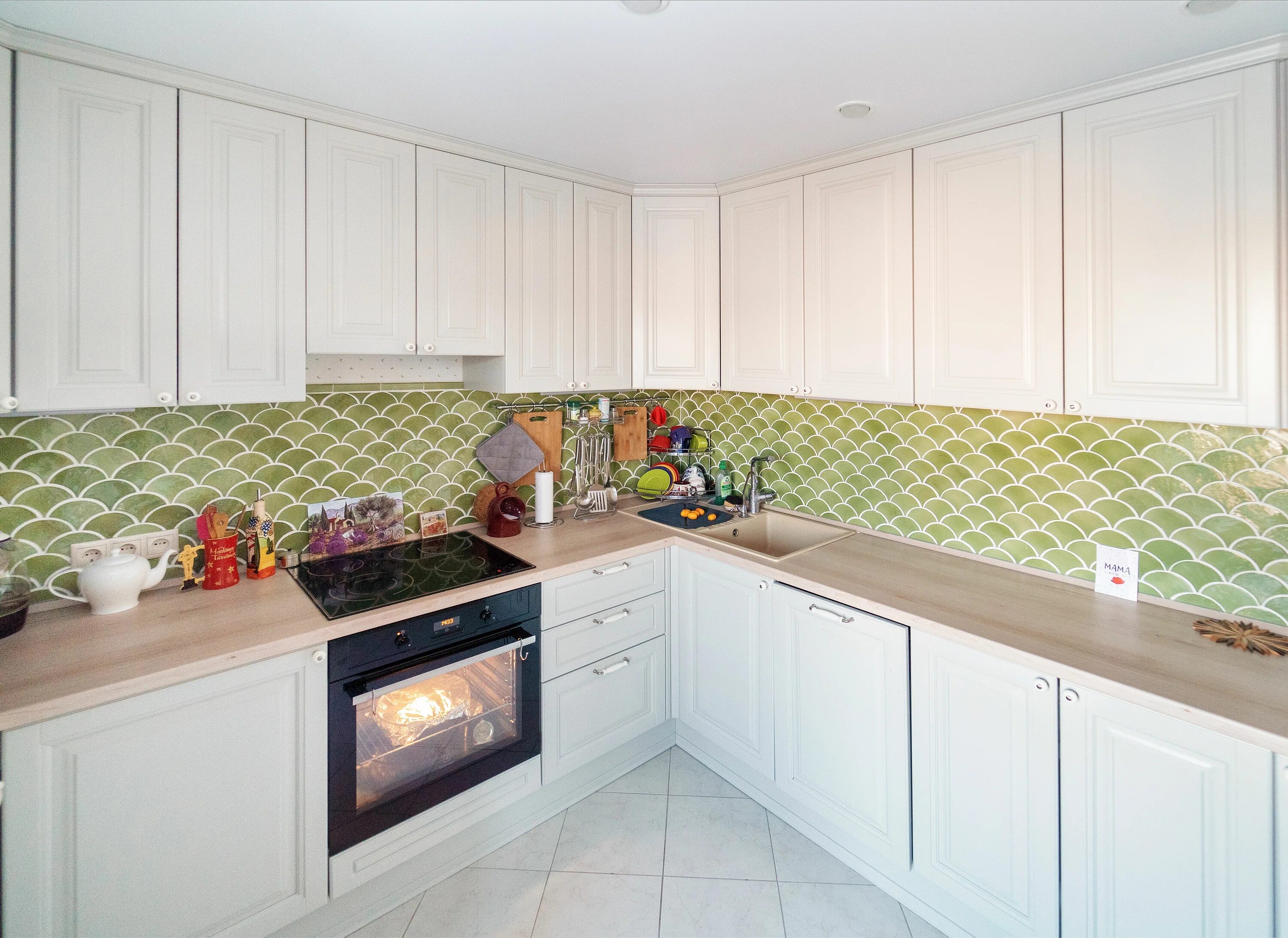 Кухонный фартук олива. Оливковый фартук на кухне. Фисташковая кухня в интерьере. Фартуки для разных профессий. Оливковый фартук.