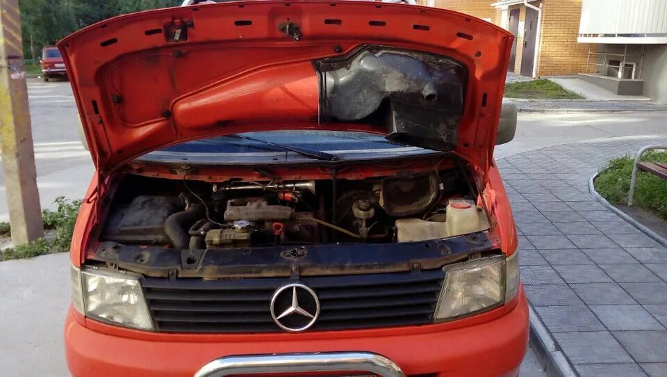 Mercedes Vito 638 под капотом. Вито 638 под капотом. Под капотом Мерседес 638. Mercedes Vito капот. Капот мерседес вито