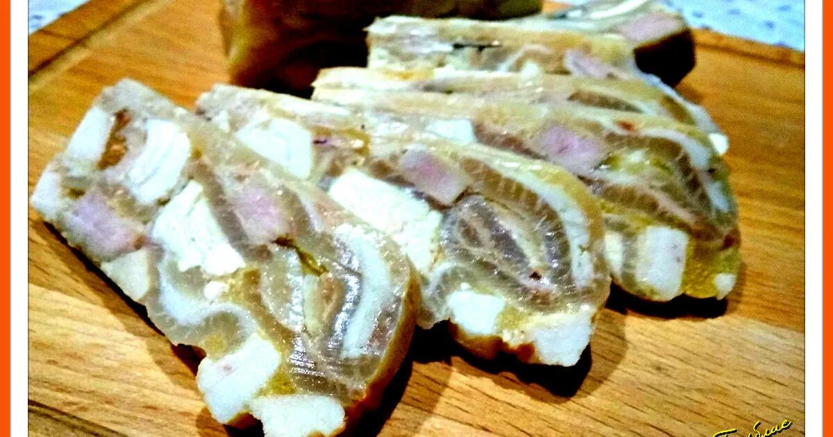 Что можно сделать из свиных шкурок. Блюдо из свинных шкурлк. Деликатес из свиной шкурки «забайкальский». Колбаса из свиной шкуры. Закуска из свиных шкурок.